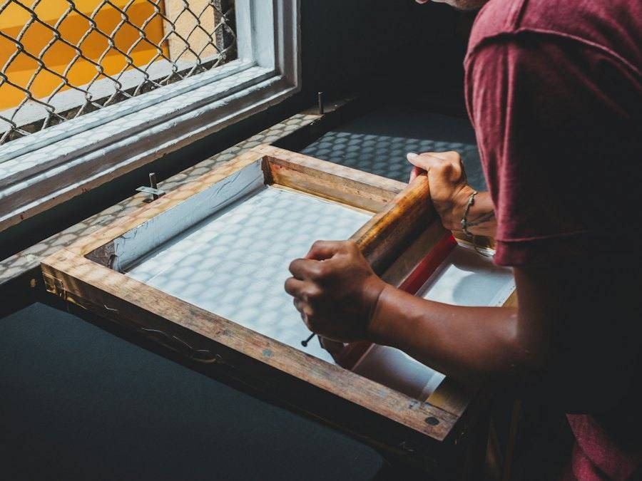 Screen printing a garment